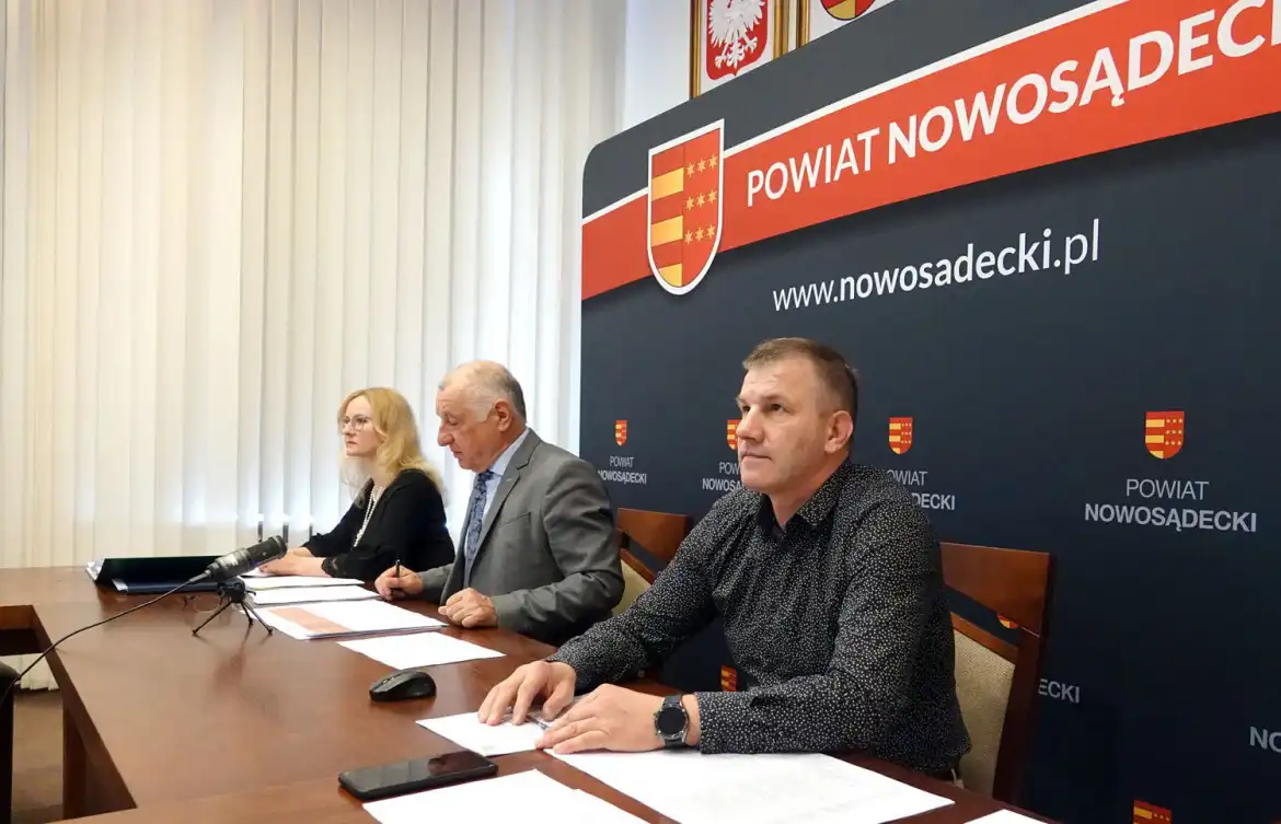 Posiedzenie Powiatowego Zespołu Zarządzania Kryzysowego w Starostwie. Dyskutowano o pomocy Ukrainie