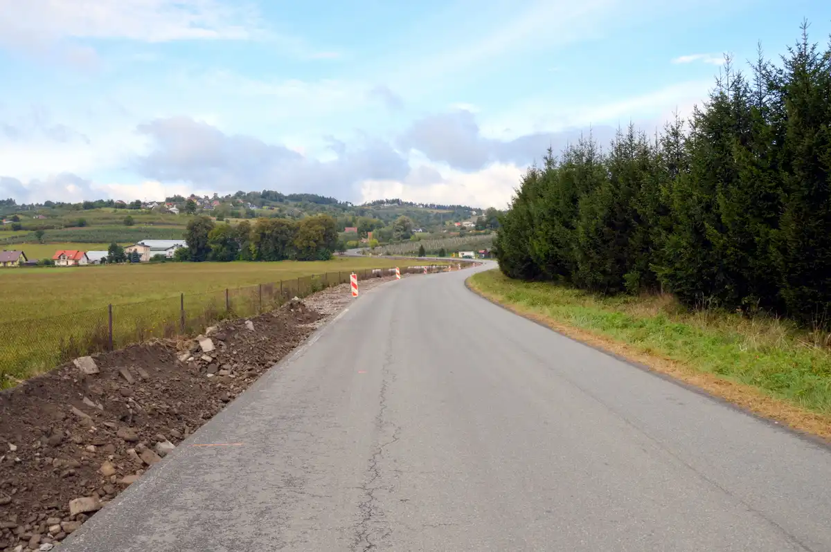 Poprawi się bezpieczeństwo pieszych przy drodze powiatowej Łososina Dolna - Tymowa