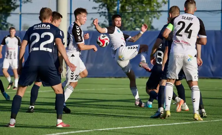 W piątkowym meczu 2. kolejki Sandecja przegrywa ze Skrą Częstochowa
