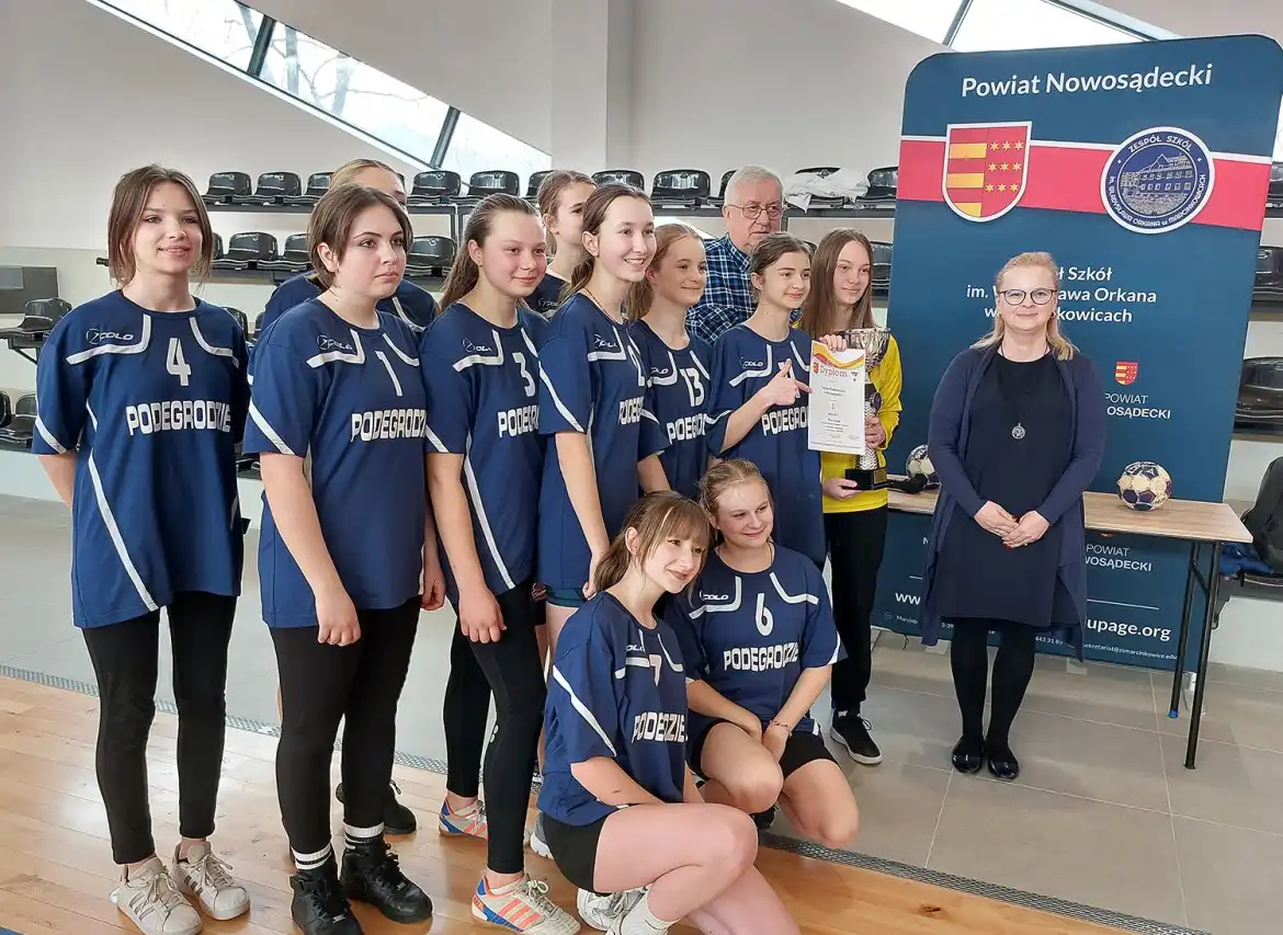 W Marcinkowicach rozegrano turniej piłki ręcznej. Wygrała drużyna ze SP w Podegrodziu
