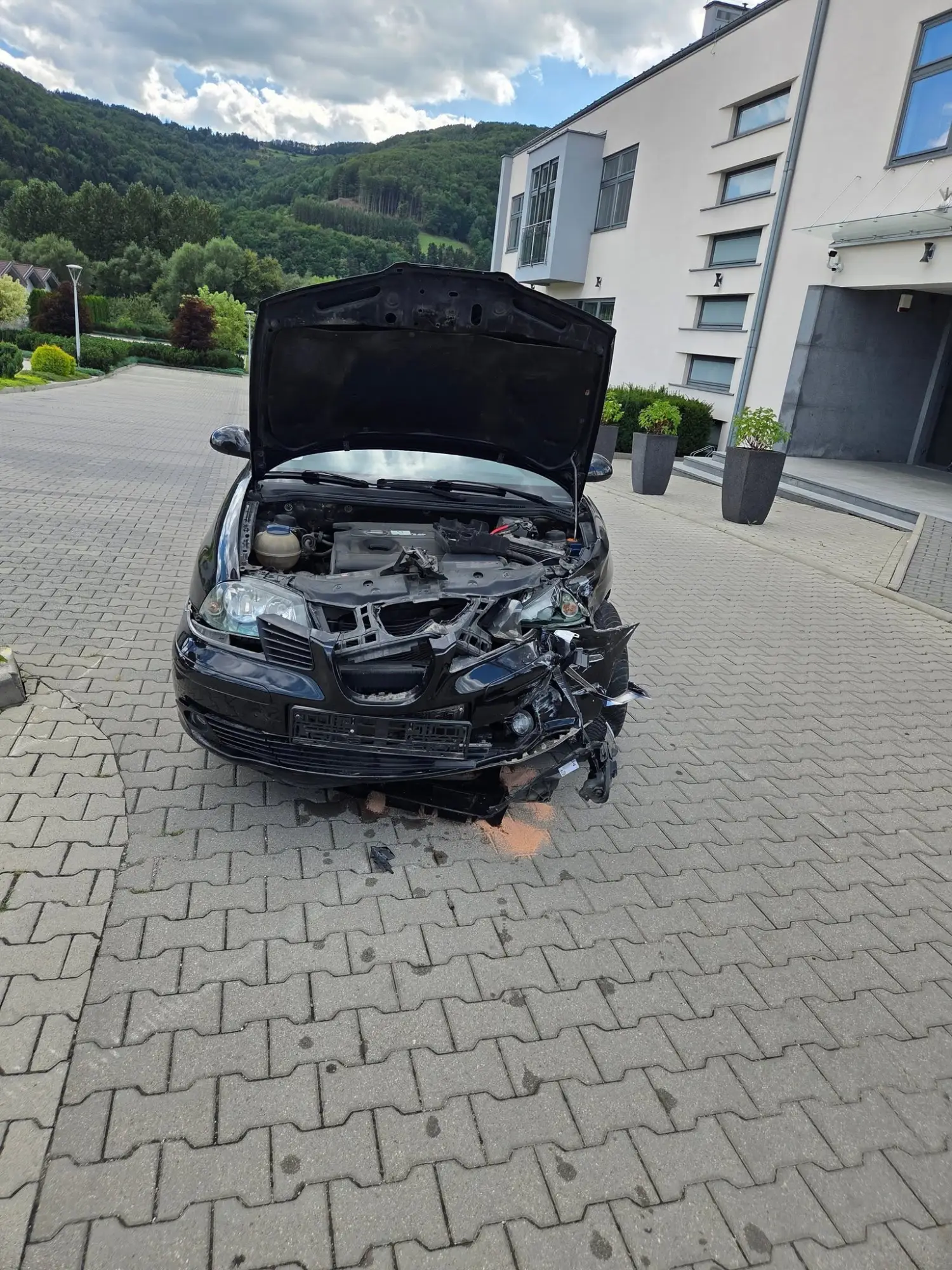 Zderzenie dwóch samochodów na DW 969 w Łącku. Na miejsce ruszyły służby