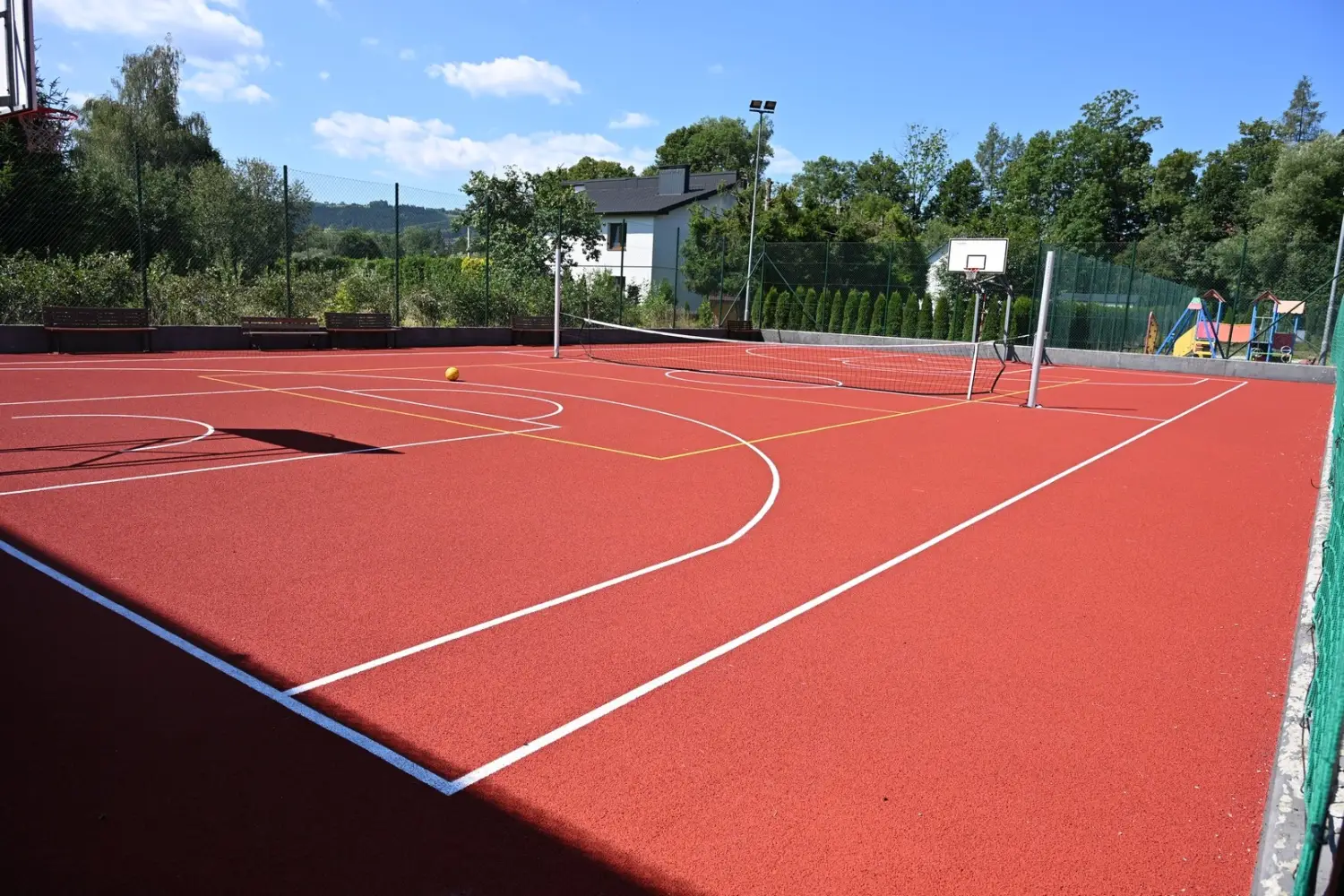 Męcina z nową bazą sportową. Odnowione boisko i nowy plac zabaw już gotowe