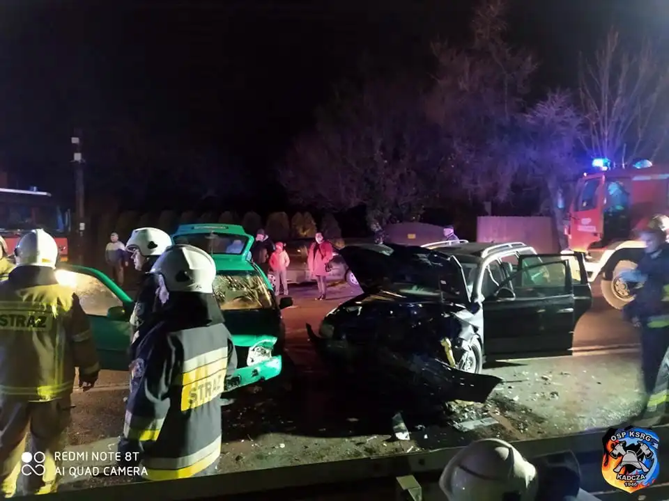 Wypadek w Kadczy. 2 osoby trafiły do szpitala