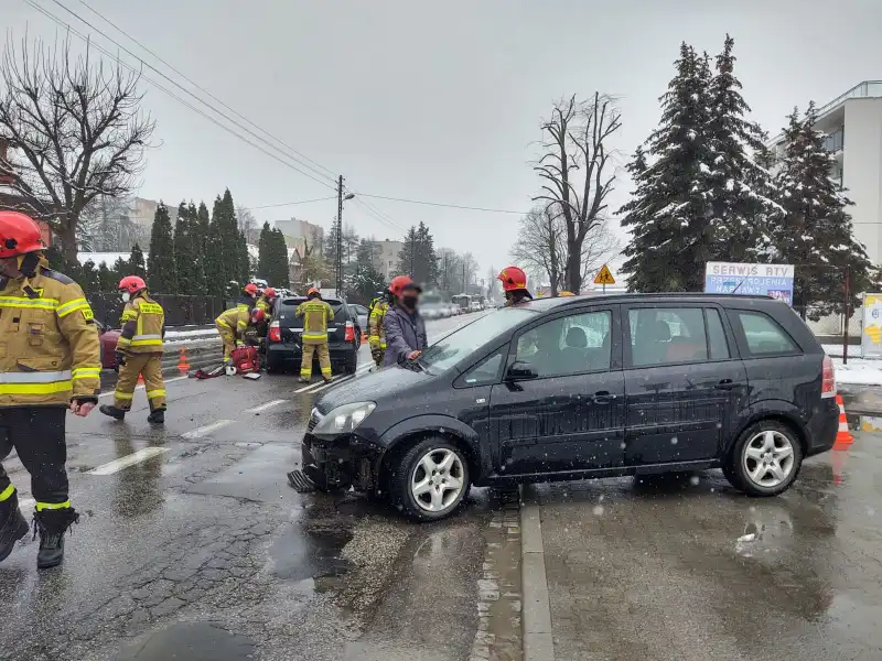 Nowy Sącz: Kraksa na ul. Lwowskiej. Jedna osoba trafiła do szpitala