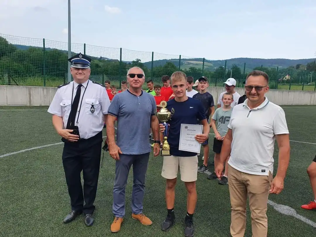 Medale i puchary dla zwycięzców IX Powiatowego Turnieju Piłki Nożnej Młodzieżowych Drużyn Pożarniczych „Orlik 2022”