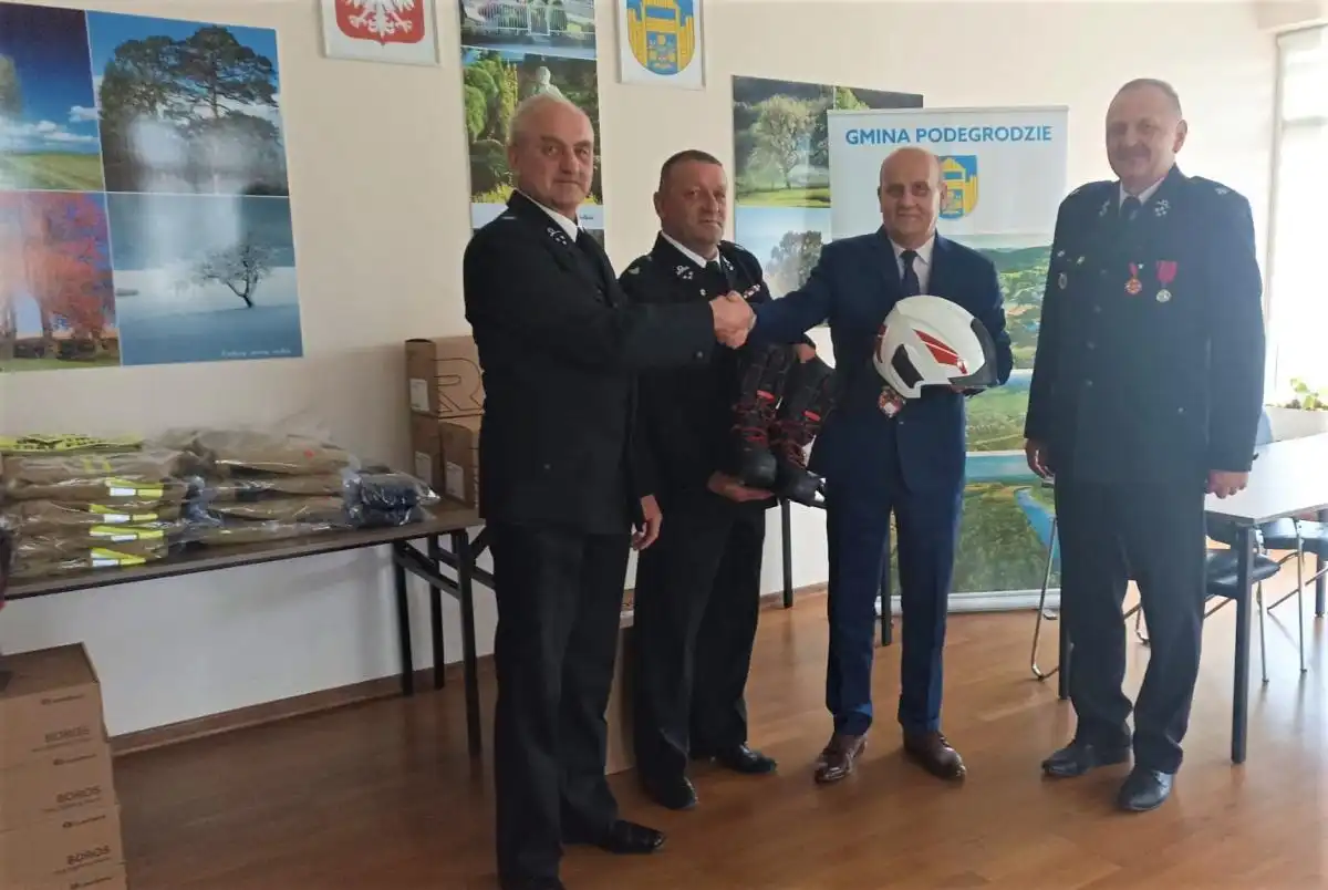 Wójt Gminy Podegrodzie przekazał OSP Podegrodzie i OSP Olszanka specjalistyczną odzież