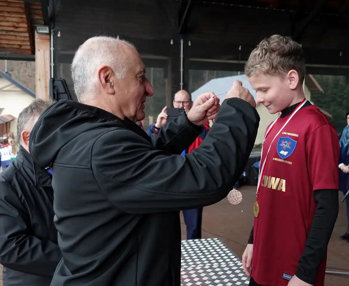 Mistrzostwa Powiatu w biegach przełajowych. W zawodach uczestniczyło blisko 800 dzieci ze szkół podstawowych i średnich z Sądecczyzny