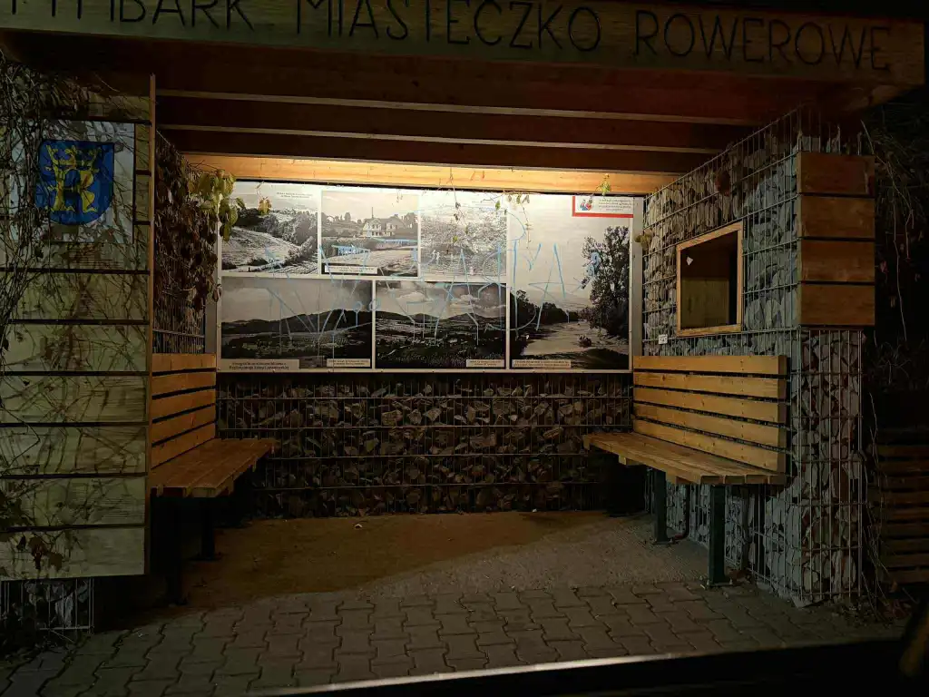 Zdewastowane przystanki i autobus. Gmina Tymbark szuka sprawców