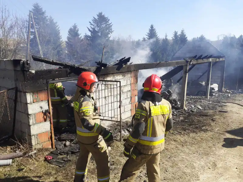 Pożar w Łyczanie. Palił się garaż. W środku dwa samochody osobowe oraz sprzęt rolniczy
