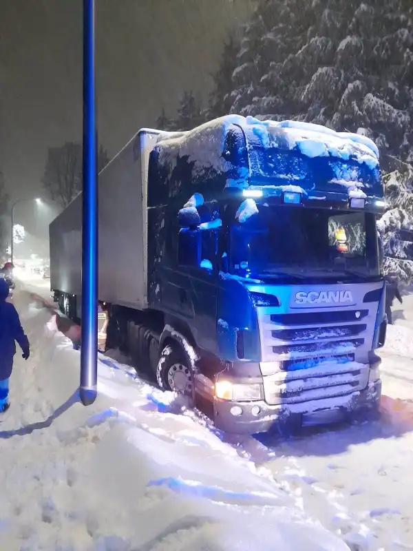 Sądecczyzna: Weekendowy atak zimy. Interweniowali strażacy