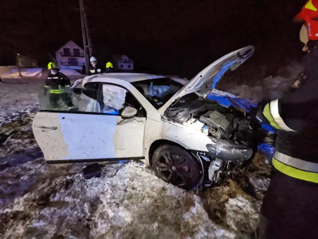 Wypadek w Paszynie. Samochód wypadł z drogi i uderzył w bariery energochłonne. Dwie osoby trafiły do szpitala