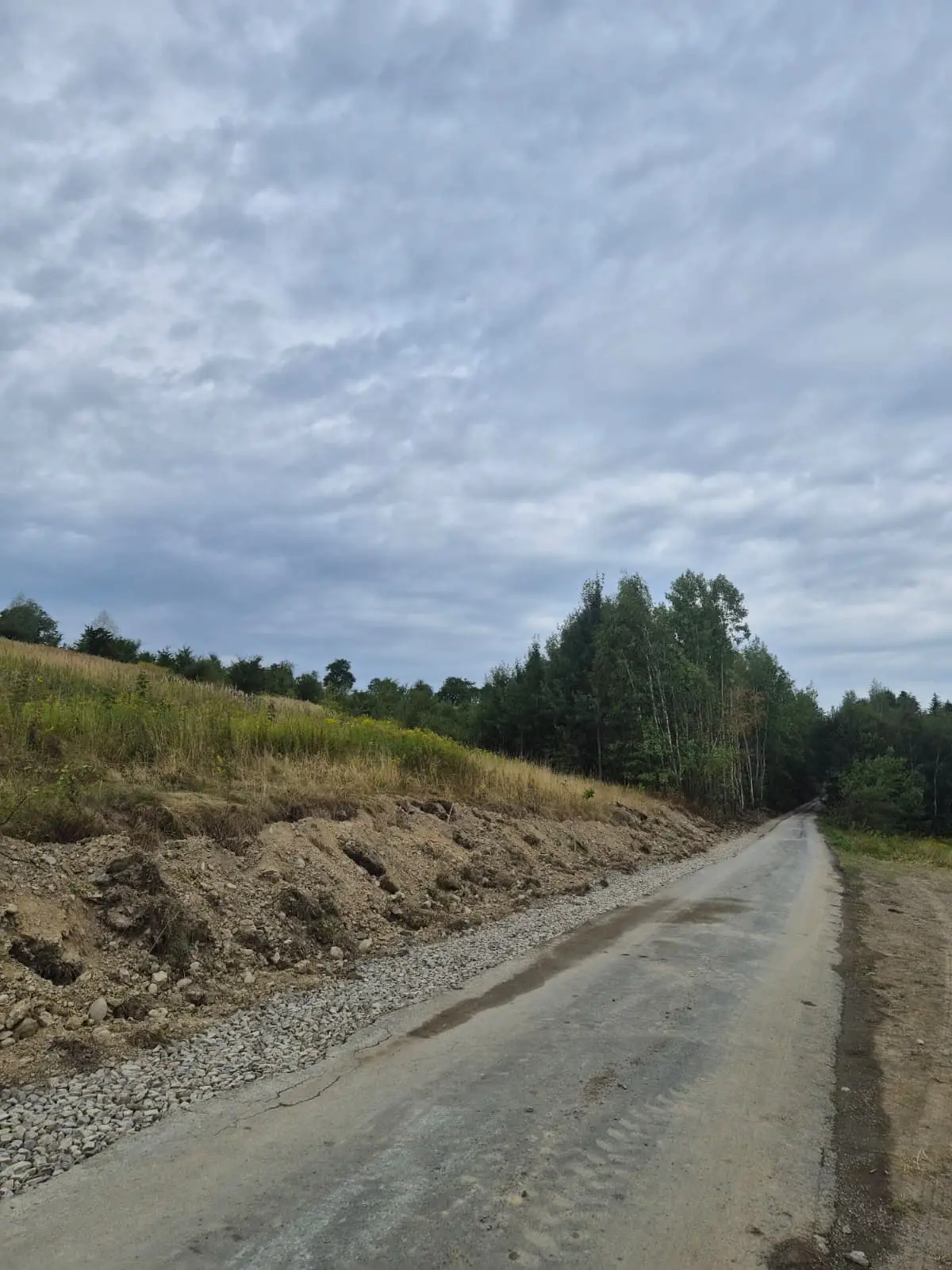 Nowy asfalt, przepusty i pobocza. Trwa remont drogi w Biczycach Górnych