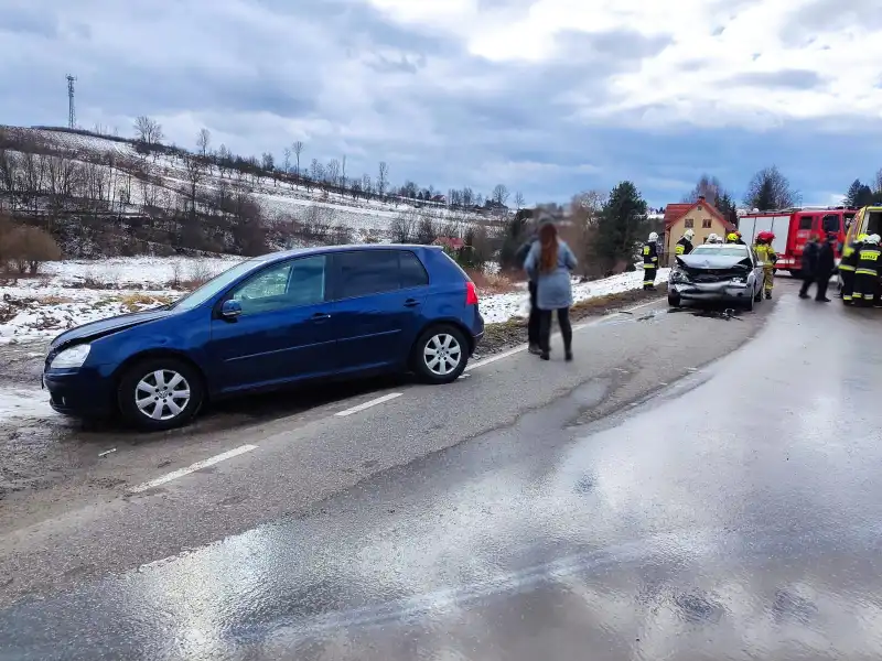 Korzenna: Zderzenie dwóch osobówek. Dwie osoby poszkodowane
