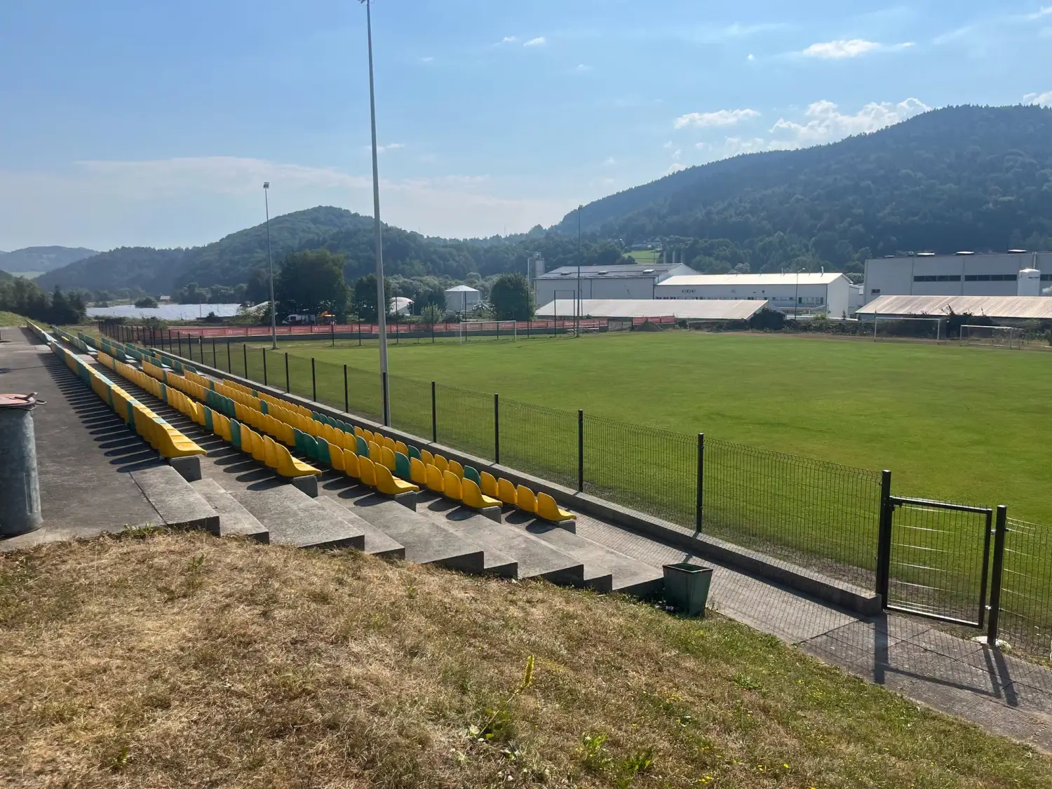 Zmiany przy stadionie w Tymbarku. Powstało nowe ogrodzenie i przebudowano skarpę