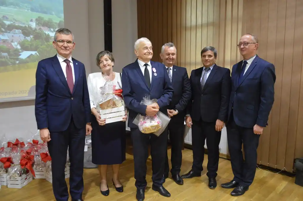 Małżeństwa z długoletnim stażem otrzymały medale od Prezydenta RP. Wśród nich pary z Gminy Stary Sącz