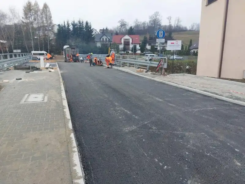 Trwa modernizacja drogi w Korzennej. Pierwsza warstwa asfaltu już położona
