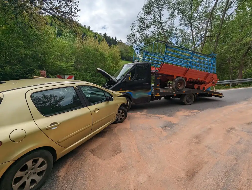 Zawadka: samochód osobowy zderzył się z lawetą