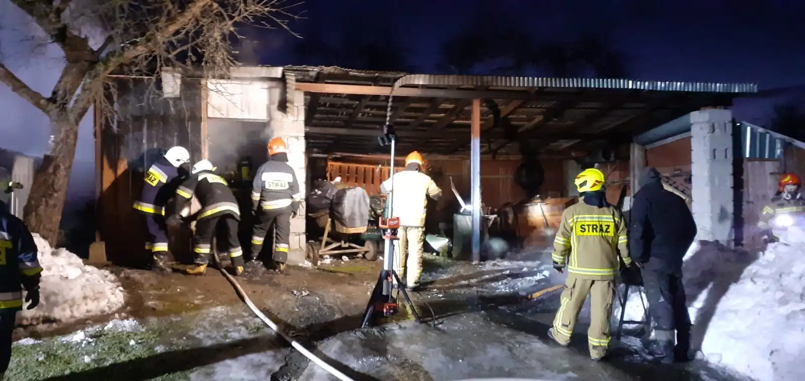 Pożar w Gaboniu. Paliła się drewniana szopa oraz wnętrze wiaty gospodarczej