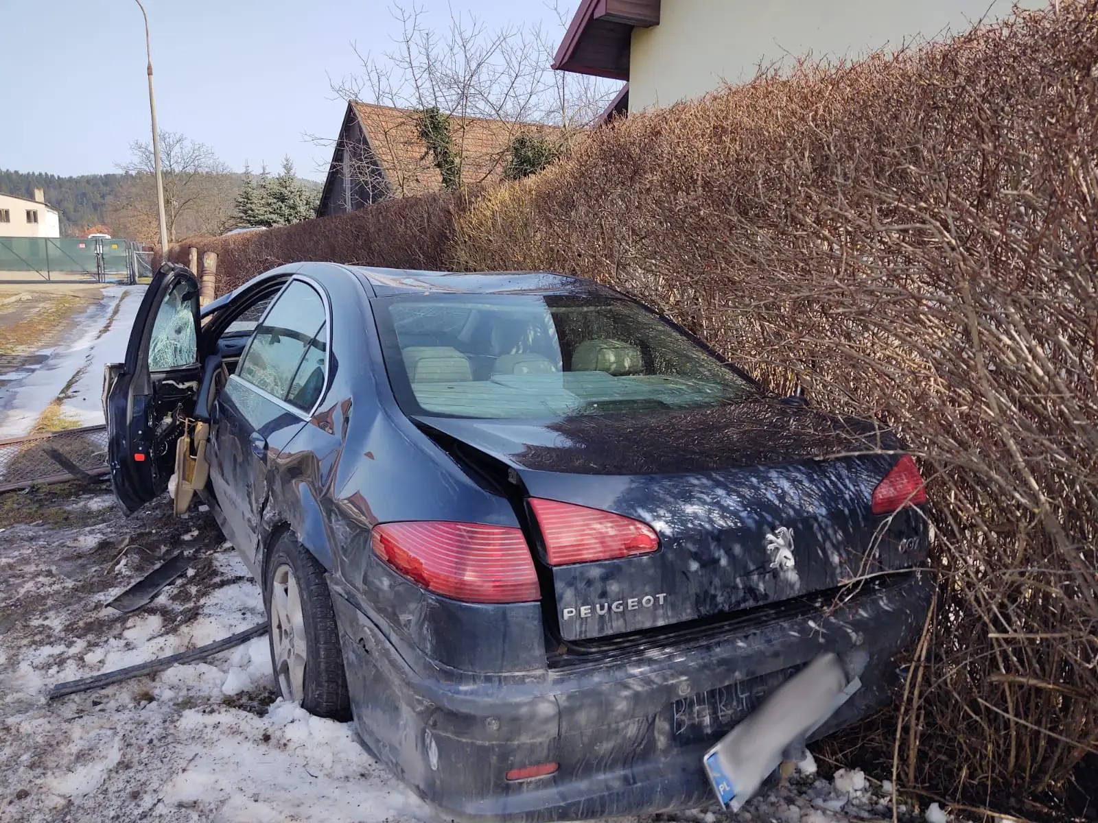 Kolizja dwóch aut na ul. Nawojowskiej w Nowym Sączu. Oba pojazdy wypadły z drogi