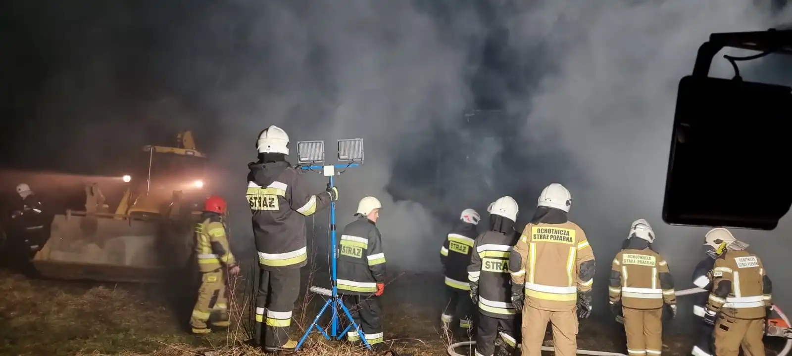 Pożar budynku gospodarczego w Olszanie. Z ogniem walczyło 10 zastępów straży