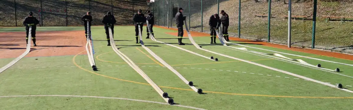 Uczniowie klasy pożarniczej ZS w Marcinkowicach ćwiczą umiejętności