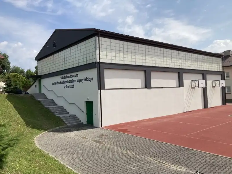 Odnowiono elewacje budynku sali gimnastycznej przy Szkole Podstawowej w Siedlcach