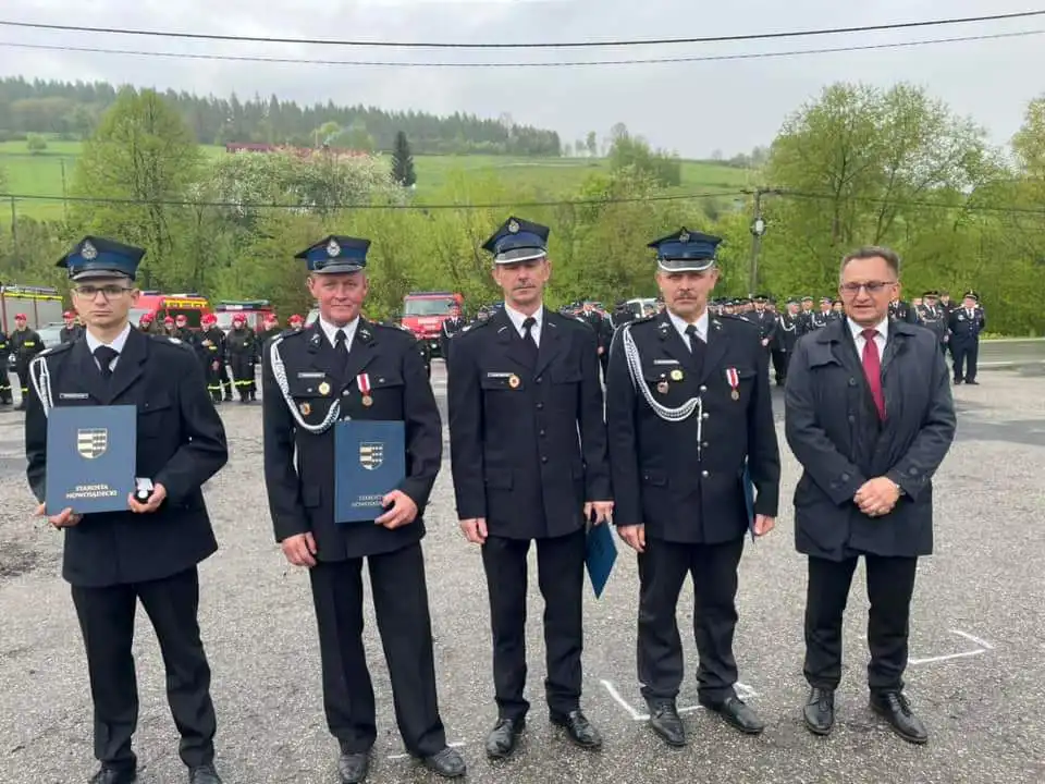 OSP w Długołęce-Świerkli z nowym sztandarem i promesą od starosty