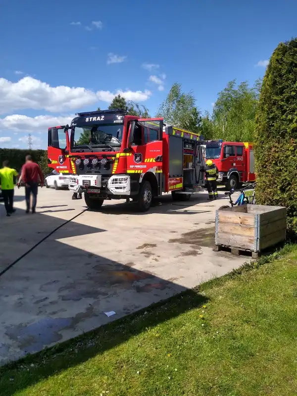 Pożar w Podrzeczu. Płonęły śmieci oraz część elewacji domu