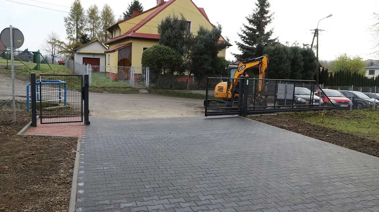 Parking przy szkole w Pisarzowej oddany do użytku mieszkańcom