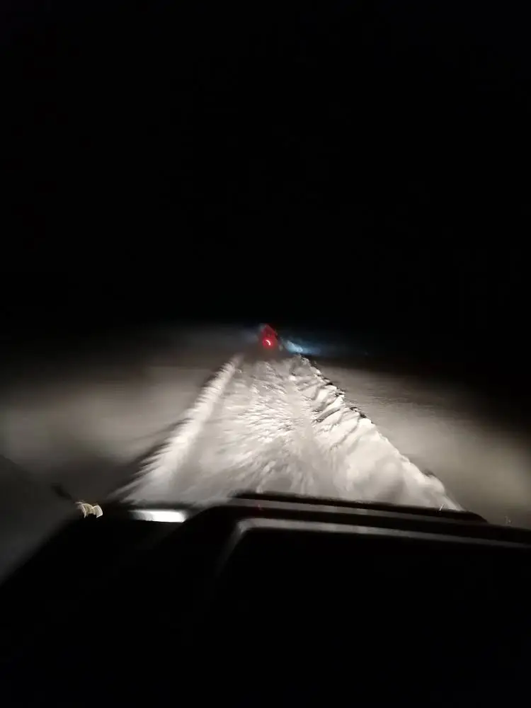 Zupełnie nie przygotowani do warunków zimowych wybrali się autem terenowym na „off-road”. Interweniowali GOPR-owcy