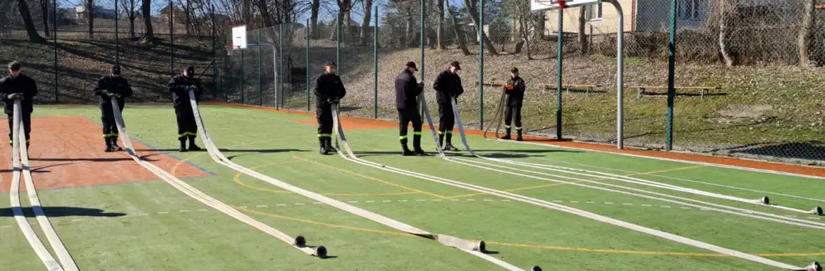 Uczniowie klasy pożarniczej ZS w Marcinkowicach ćwiczą umiejętności