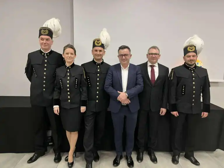 Powrót tradycji w Klęczanach. Załoga kopalni buduje kapliczkę św. Barbary