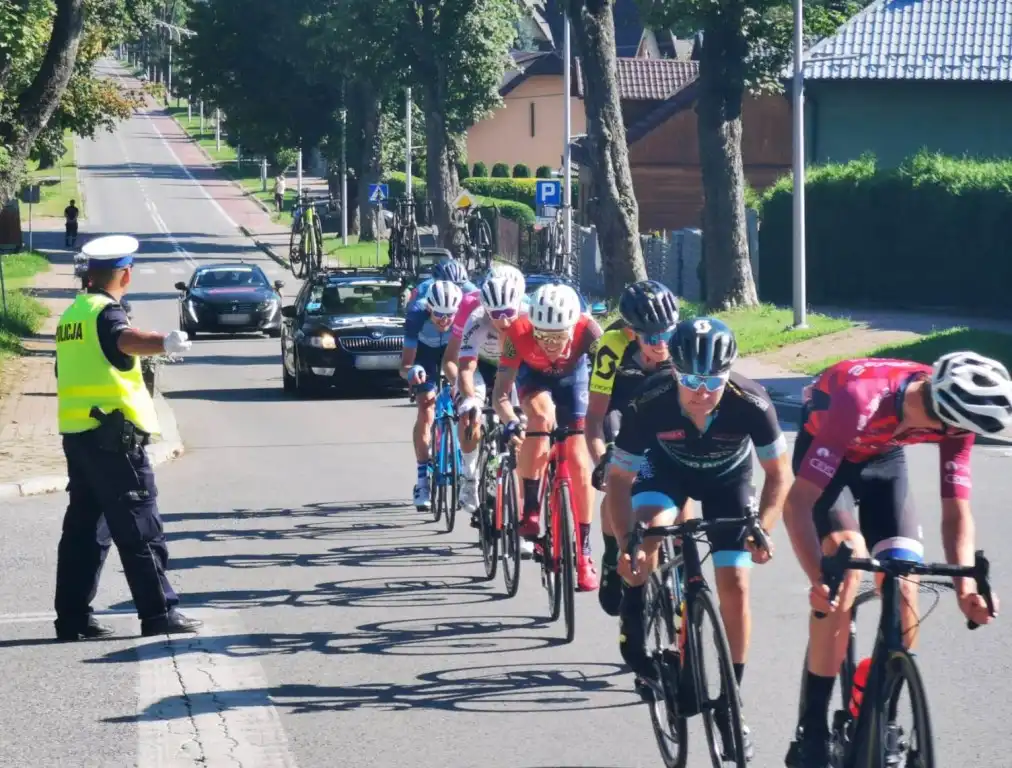 „Międzynarodowy wyścig kolarski Memoriał Jana Magiery”. Sądeccy policjanci zabezpieczali trasę przejazdu zawodników