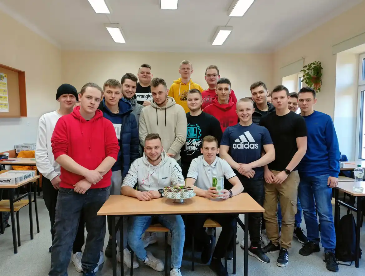 Uczniowie ZSZ w Grybowie upiekli ciasta żeby zebrać pieniądze dla chorego dziecka