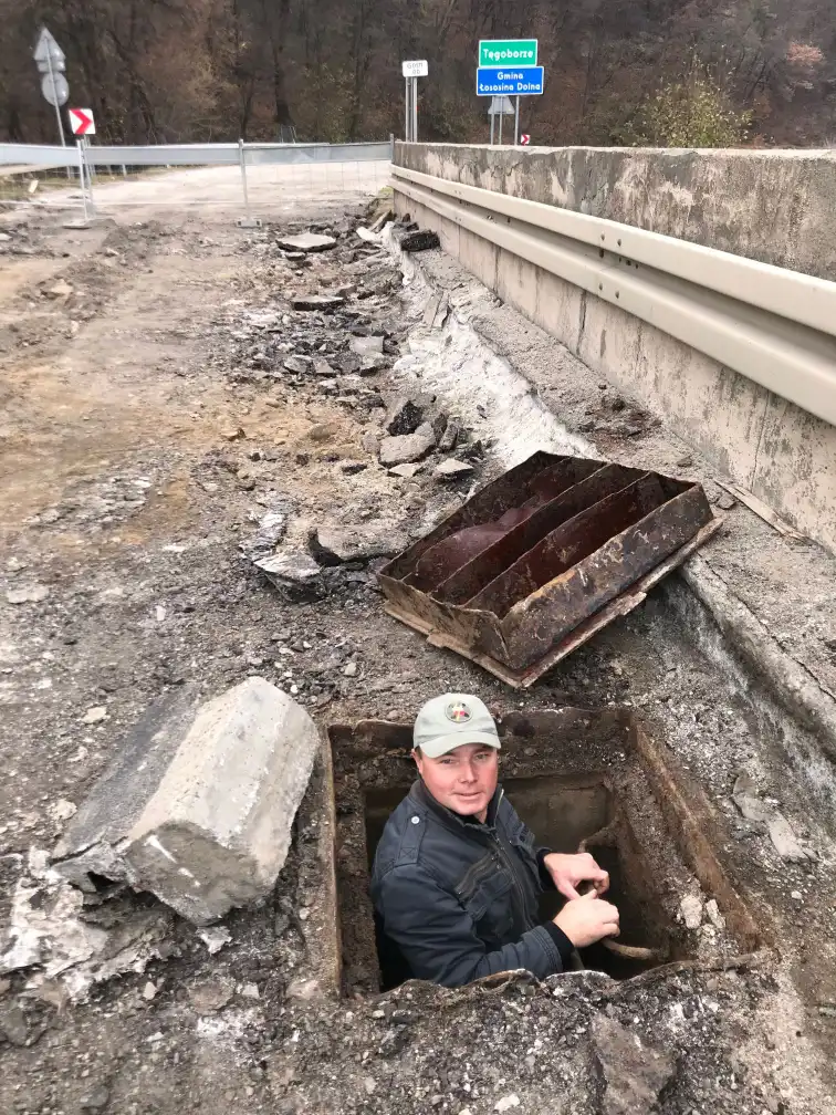 Co odnaleziono na burzonym moście w Kurowie?