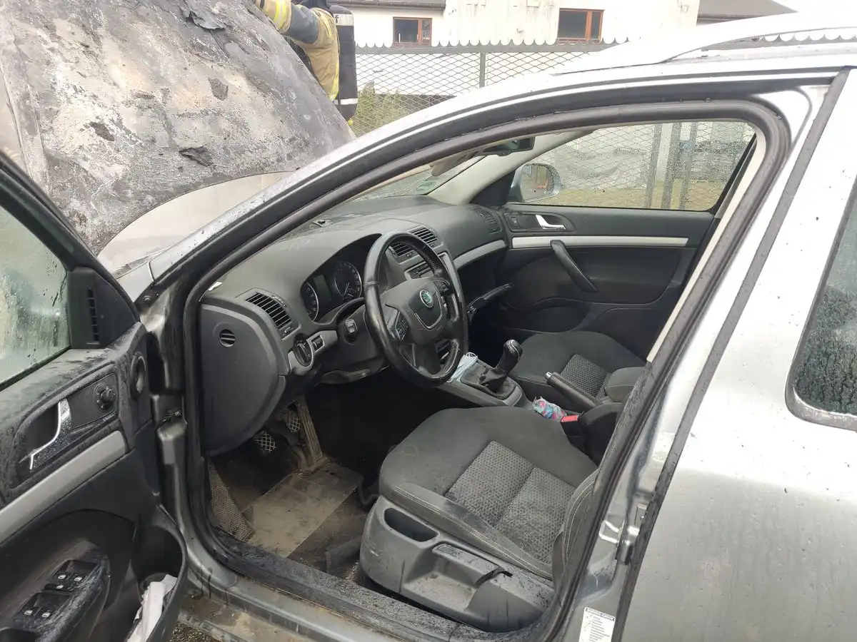 Nowy Sącz: Strażacy gasili pożar osobówki. Ogień pojawił się w komorze silnika