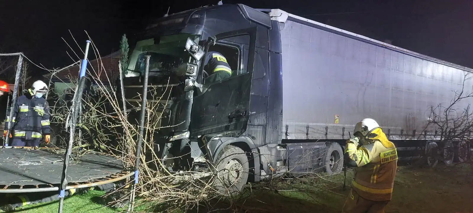 Wypadek w Nowym Sączu: ciężarówka staranowała płot i wjechała do ogródka