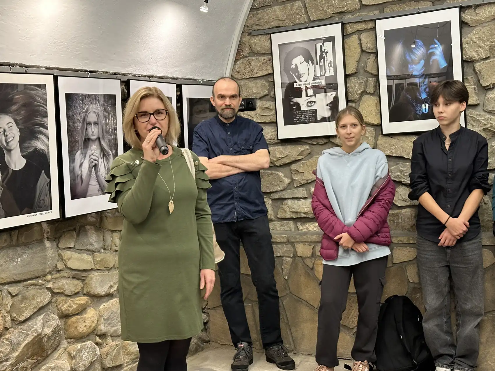„Różne punkty widzenia”. Fotograficzna podróż przez wyjątkową wystawę w Sądeckiej Bibliotece Publicznej