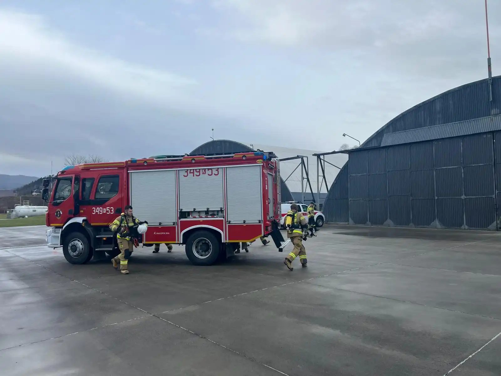 Ćwiczenia ratownicze z udziałem Państwowej Straży Pożarnej i Ochotniczych Straży Pożarnych na lotnisku w Łososinie Dolnej