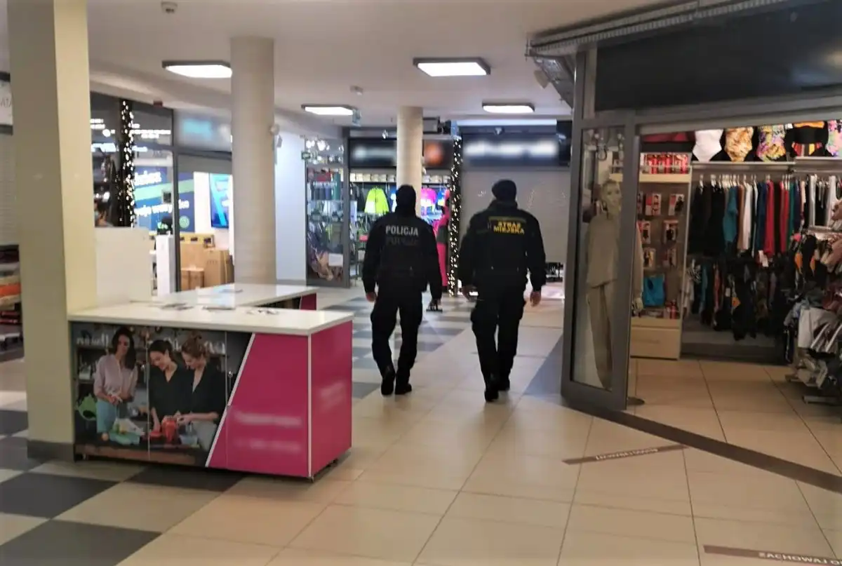 Sądeccy policjanci prowadzą wzmożone kontrole przestrzegania aktualnych zasad sanitarnych