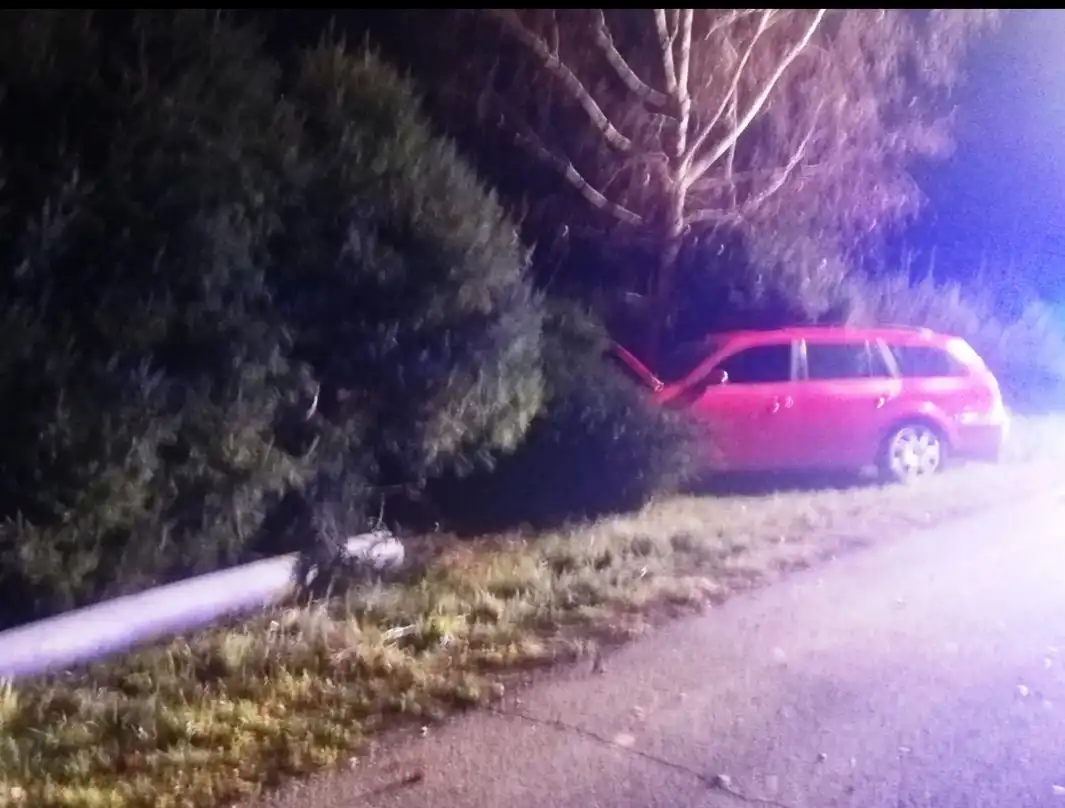 Wypadek w Łabowej. Ford wypadł z drogi i ściął słup oświetleniowy