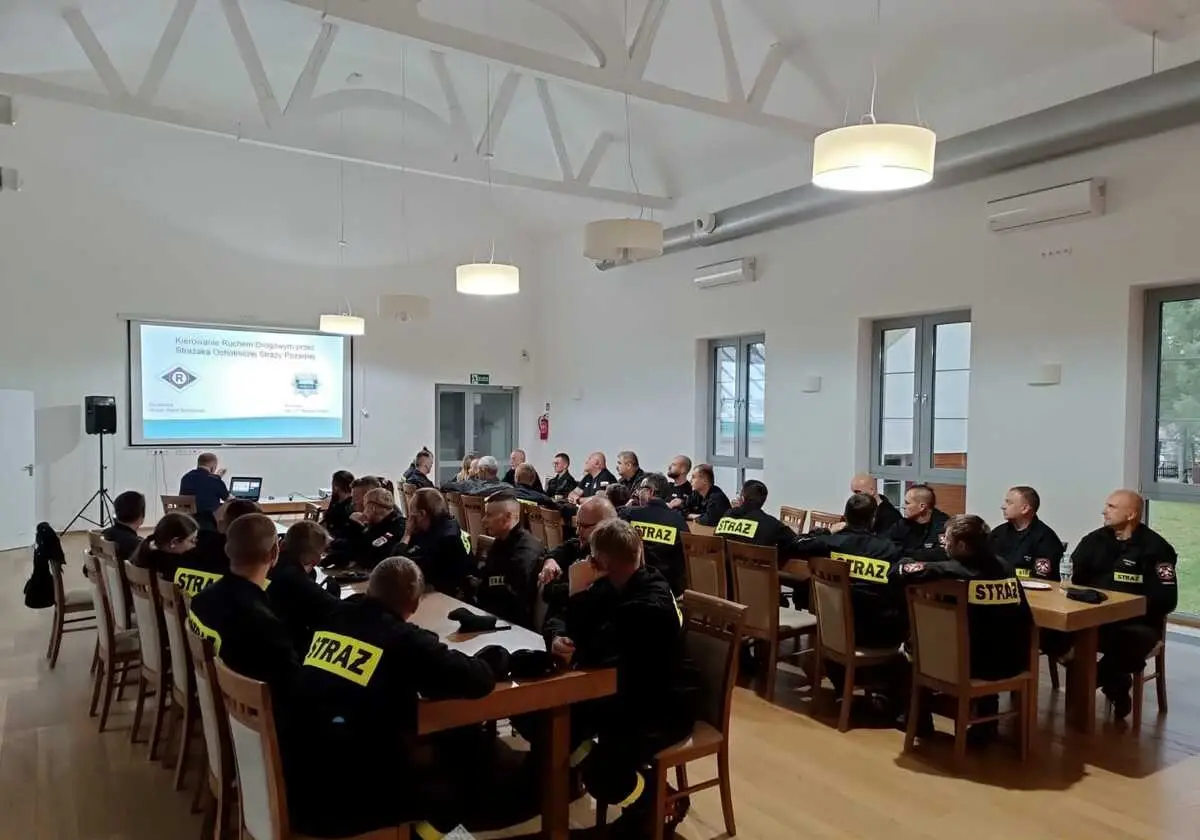 Co zrobić na miejscu wypadku, zanim droga znów będzie bezpieczna? Druhowie z gminy Łużna szkolili się z gorlicką drogówką