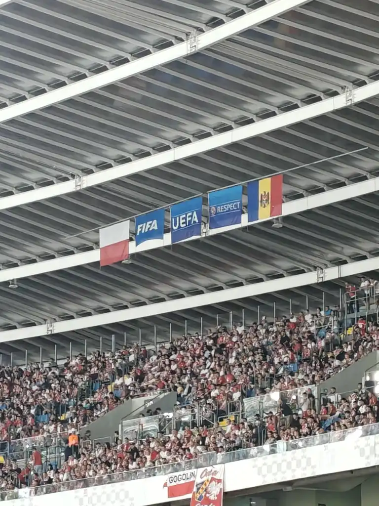 Piłkarska przygoda dzieci z Nowego Sącza. Wyjazd na mecz Polska–Mołdawia i pożegnanie Grosickiego