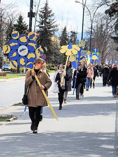 Kwiaty dla Ukrainy - akcja artystyczna studentów PWSZ
