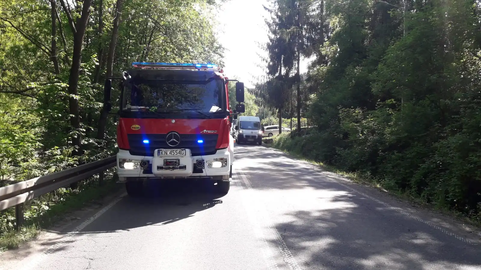Golf wypadł z drogi i uderzył w drzewo. Kierowca w szpitalu
