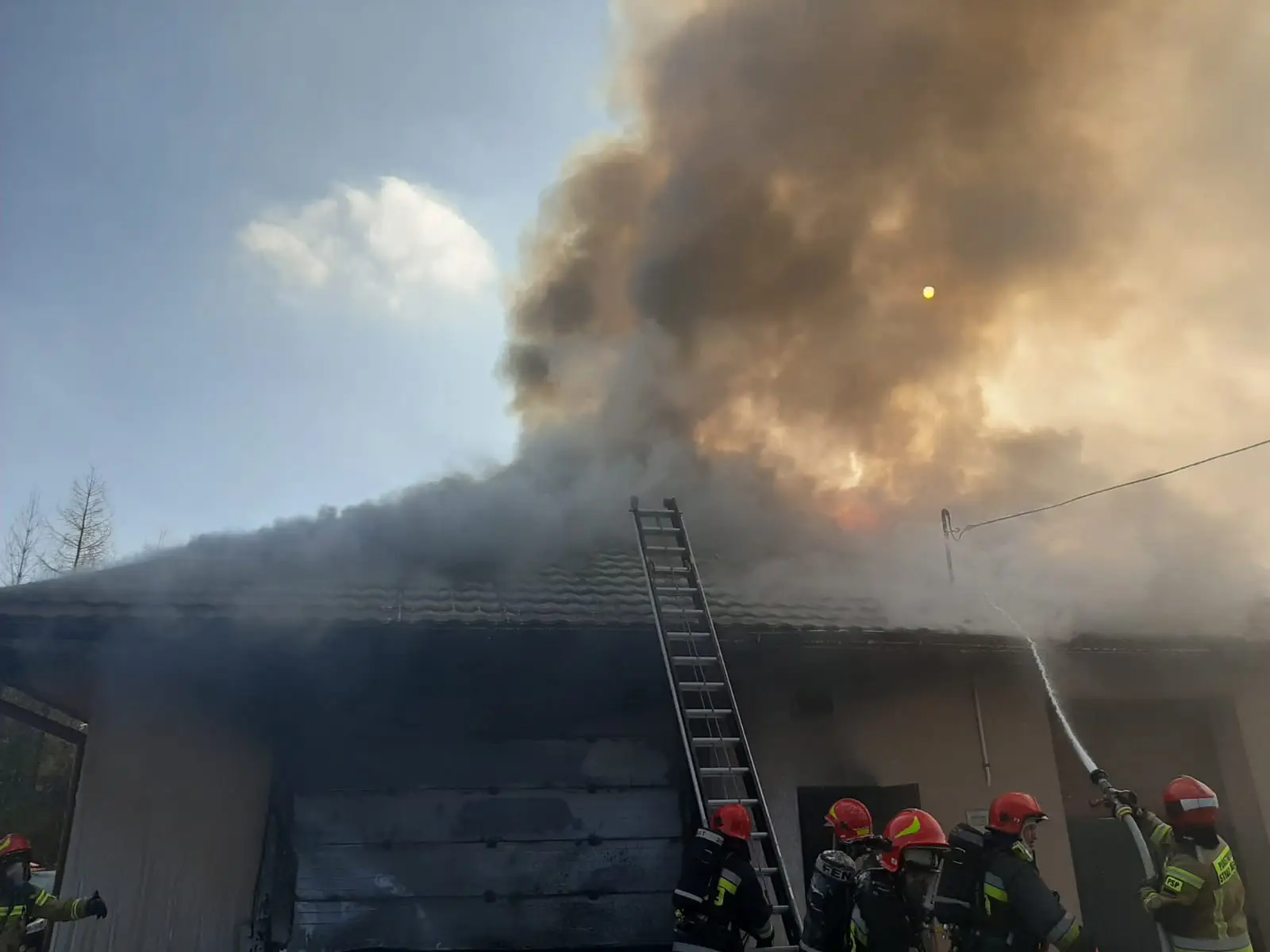 Nowy Sącz ul. Starowiejska: Pożar garażu w budynku mieszkalnym - jedna osoba poszkodowana