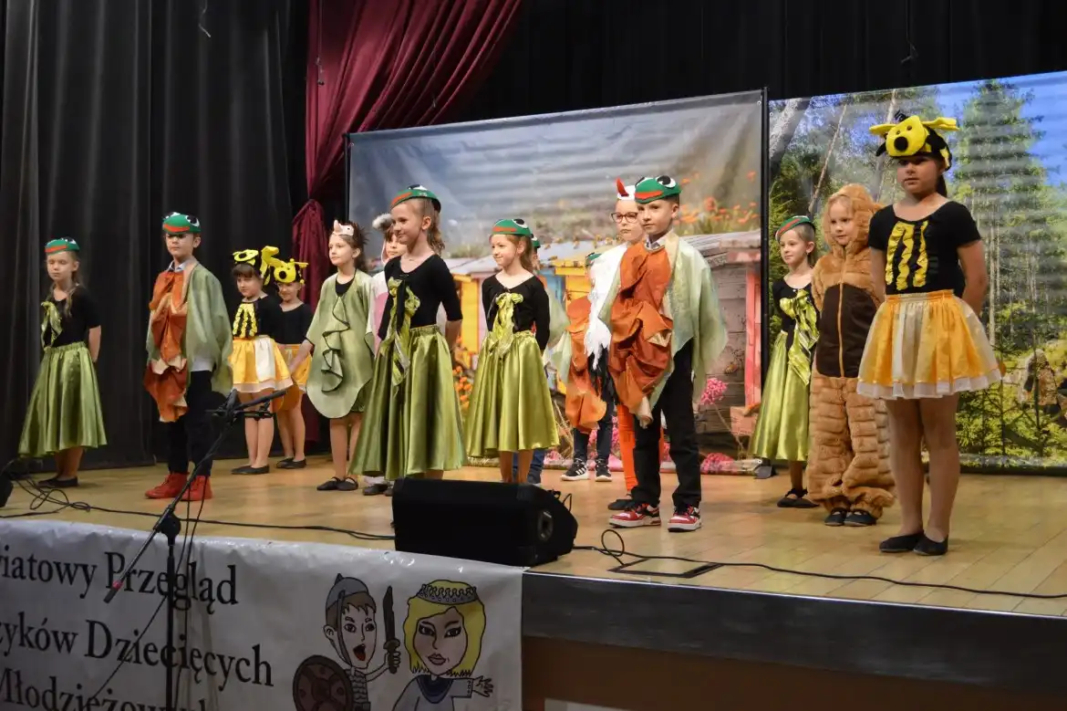Młodzi artyści zachwycili publiczność. XXVIII Powiatowy Przegląd Teatrzyków w Podegrodziu