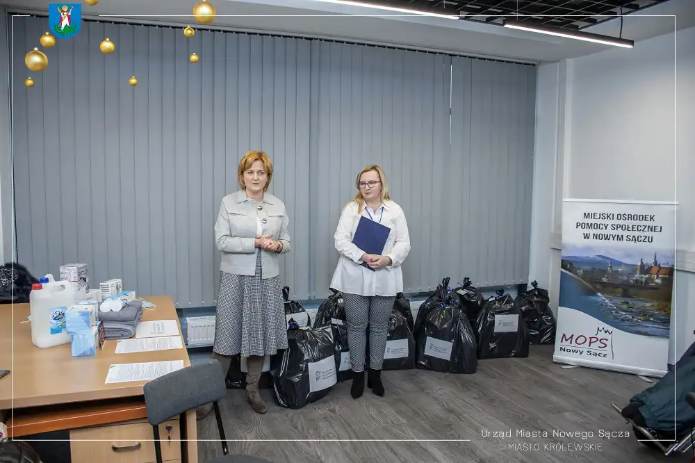 W nowosądeckim MOPS przekazano paczki wsparcia dla potrzebujących