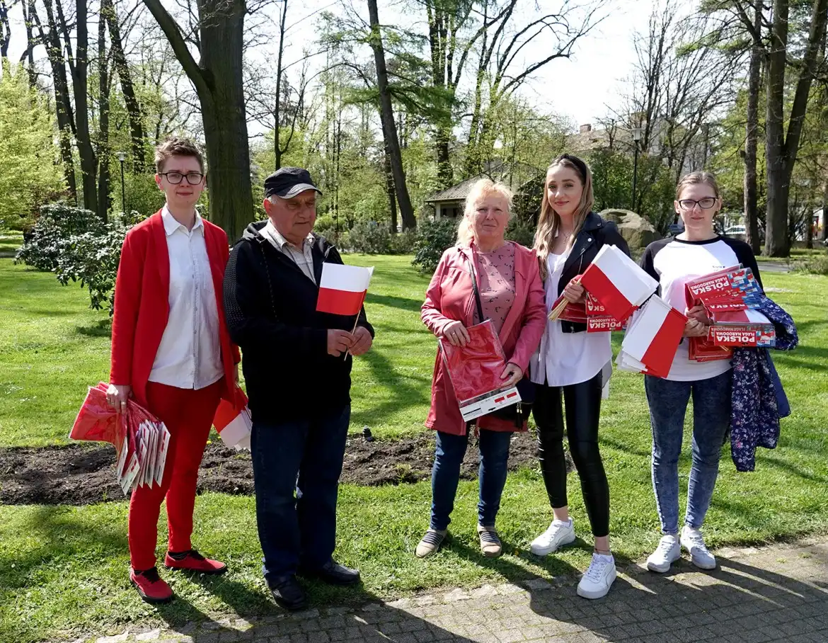 Rozdawali Flagi na święto Flagi