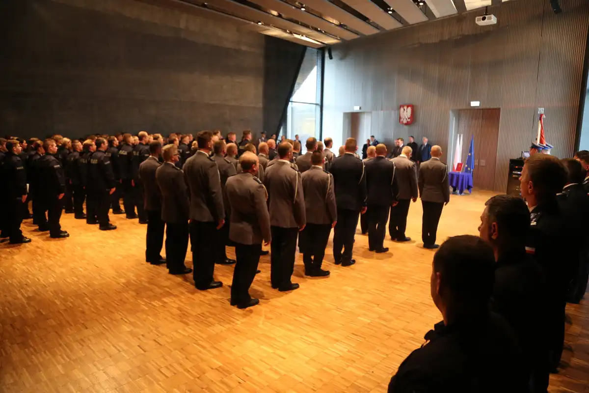 53 nowo przyjętych policjantów złożyło ślubowanie. Czwórka z nich będzie pełniła służbę w Nowym Sączu